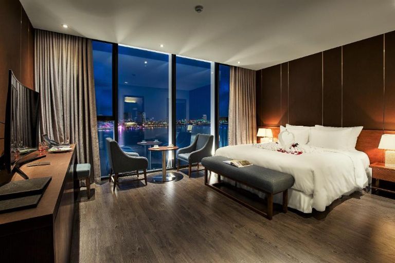 Phòng ngủ tại Avora Hotel được thiết kế theo phong cách mở để có thể đón ánh sáng tự nhiên tối đa và giúp khách hàng dễ dàng chiêm ngưỡng quảng cảnh bên ngoài