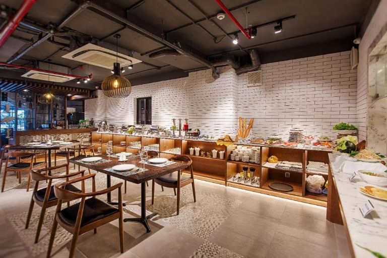 Không gian nhà hàng ấm cúng với thực đơn đa dạng đủ nền ẩm thực từ món ăn Việt truyền thống đến đồ ăn quốc tế 