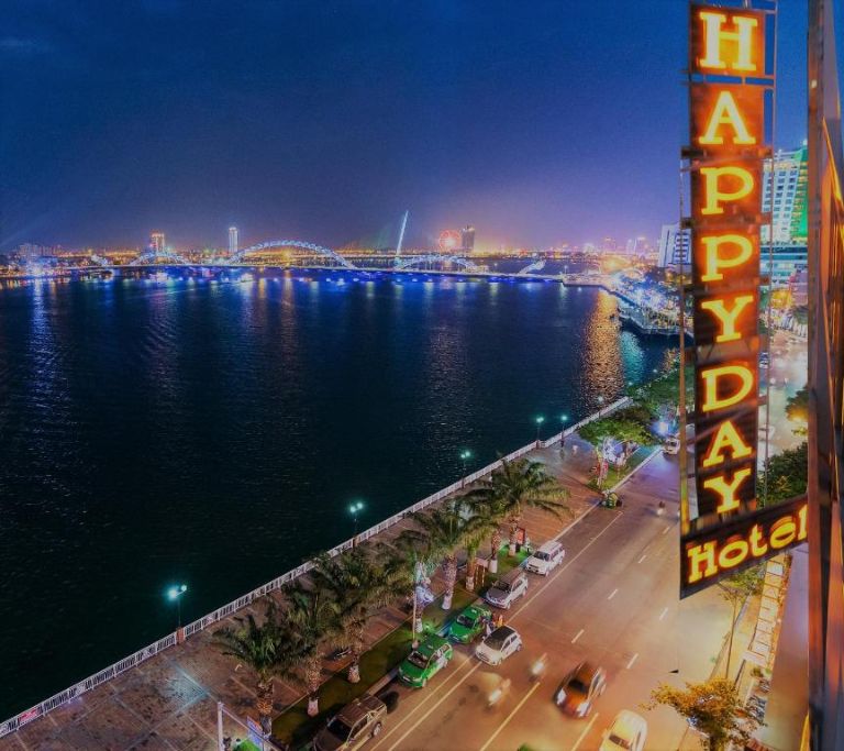 Happy Day Hotel & Spa tọa lạc tại vị trí đắc địa ngay trên trục đường lớn và chỉ cách Cầu Rồng vài phút đi bộ -Khách Sạn Đà Nẵng Gần Cầu Rồng