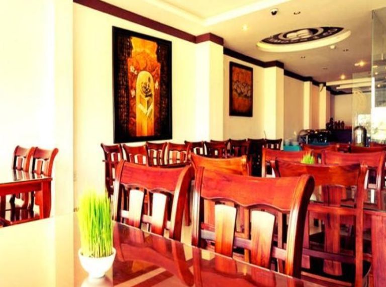 Cơ sở khách sạn Đà Nẵng giá rẻ này còn bố trí khu vực ăn uống ngay trong khuôn viên