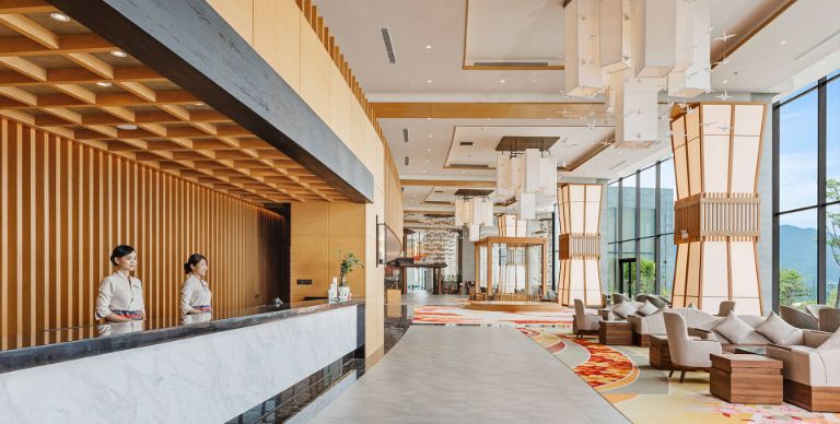 Các hạng phòng tại khách sạn này đều có diện tích cực kì lớn với thiết kế sang trọng, tỉ mỉ đến từng trang nội thất