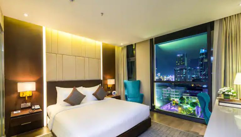 Giường nằm tại khách sạn New Orient vừa có kích thước lớn vừa cực mềm và êm ái 