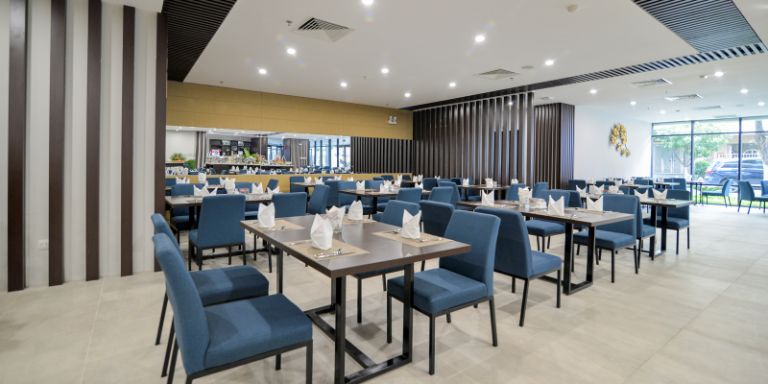 Không gian nhà hàng rộng lớn tại khách sạn quận Hải Châu này chắc chắn sẽ mang đến cho bạn những trải nghiệm ẩm thực thú vị 