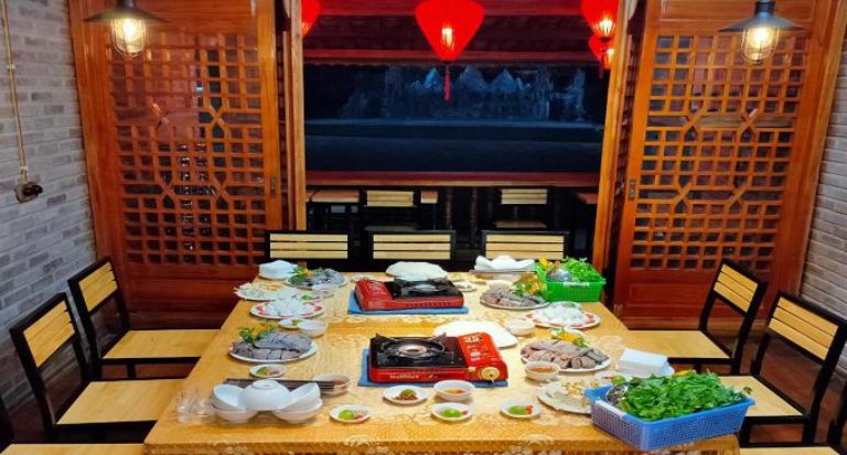 Các món ăn được phục vụ trong khuôn khổ khách sạn Lâm Tùng được các du khách đánh giá cao về cả hình thức và hương vị 