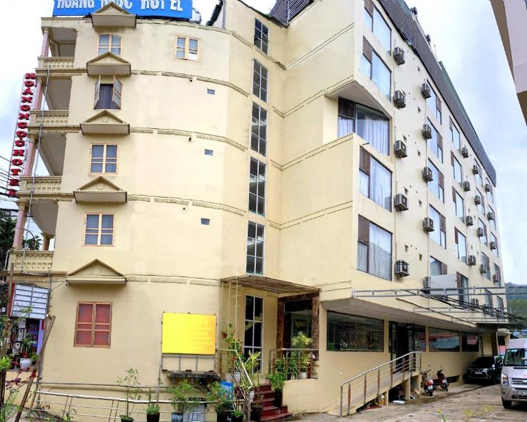 Khách sạn Hoàng Ngọc gồm 5 tầng rộng rãi, được thiết kế theo phong cách hiện đại