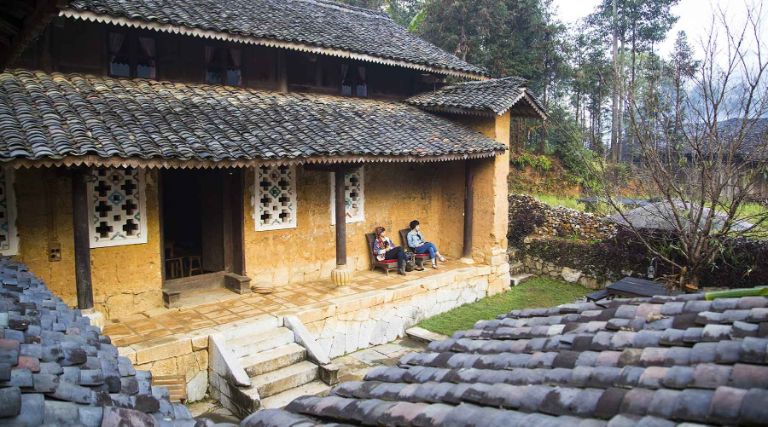 Homestay Hà Giang được thiết kế theo phong cách người vùng cao với lối kiến trúc xa xưa, tường đất, mái nhà âm dương, sàn gạch đá xanh