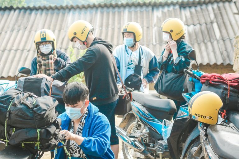Du khách nên lựa chọn xe số hoặc xe côn tay để có thể thuận lợi di chuyển trên những cung đường đèo khúc khuỷu khó đi ở Hà Giang