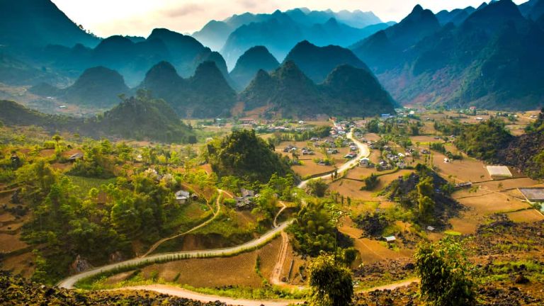 Hà Giang là một tỉnh vùng núi Đông Bắc sở hữu địa hình hiểm trở, núi đá cao từ 800m-1200m so với mực nước biển