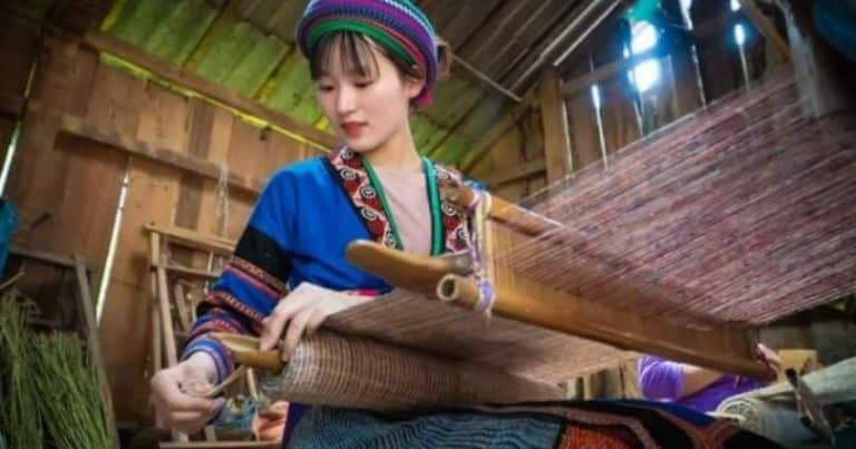 Người con gái Lùng Tám thể hiện sự khéo léo và chăm chỉ của mình qua những tấm vải dệt.