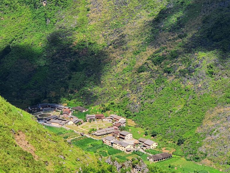 Làng Lùng Tám nằm trên thung lũng nhỏ được bao quanh bởi núi.
