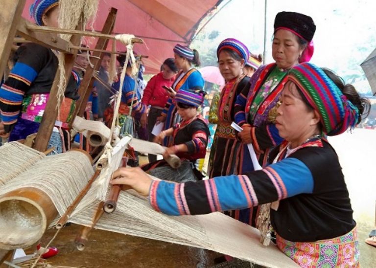 Phụ nữ Lùng Tám hào hứng tham gia phần thi dệt tại lễ hội. 