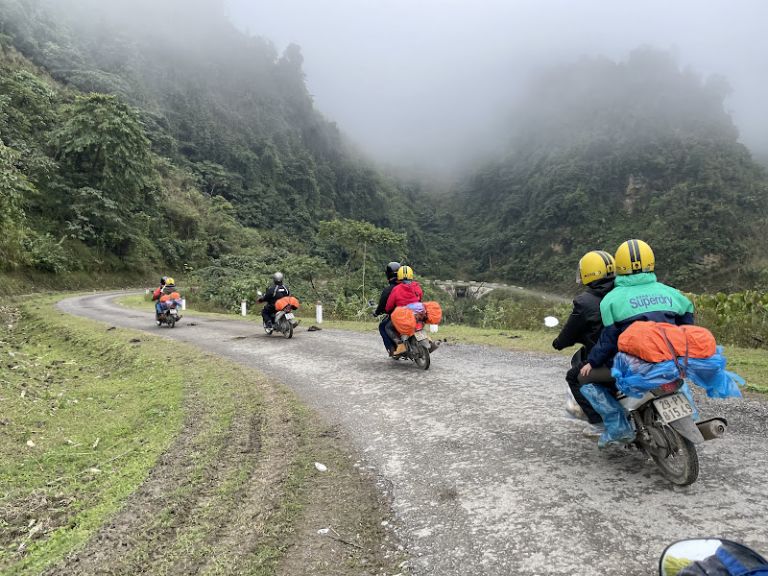 Nhiều du khách chọn di chuyển bằng xe máy đến làng Lũng Tám.