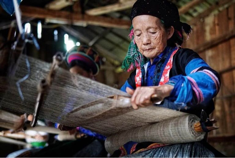 Nghề dệt thổ cẩm là nghề truyền thống lâu đời của người dân tộc H'Mông.
