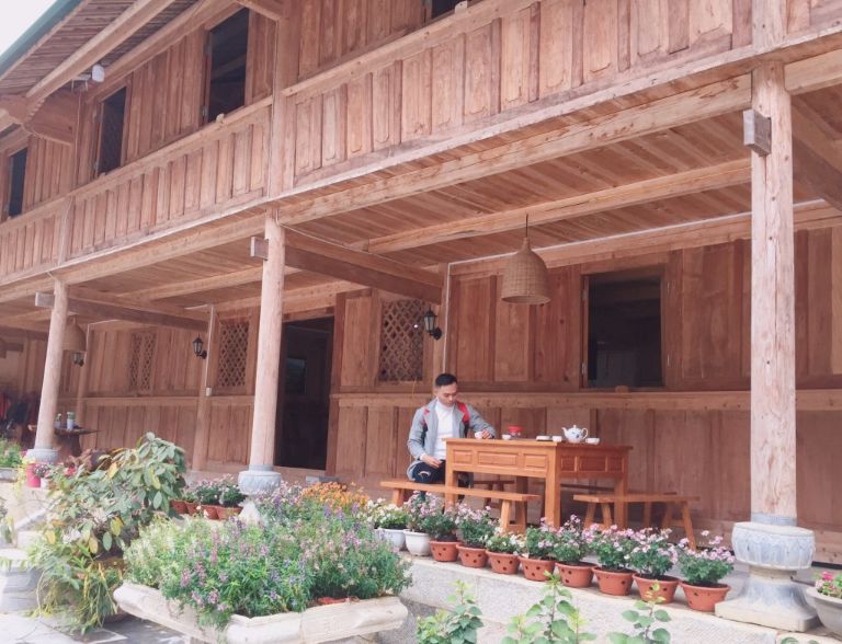 Các homestay tại làng Pả Vi đều mang đậm kiến trúc truyền thống của người Mông, đơn giản nhưng vô cùng thu hút