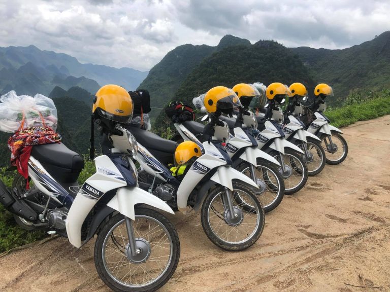 Các bạn trẻ thích đi phượt thường sử dụng xe máy làm phương tiện di chuyển chính để khám phá Hà Giang 