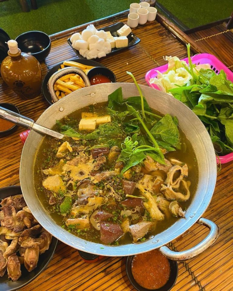 Thắng cố là một món ăn đặc sản Hà Giang mà du khách nhất định phải thử tại làng Pả Vi