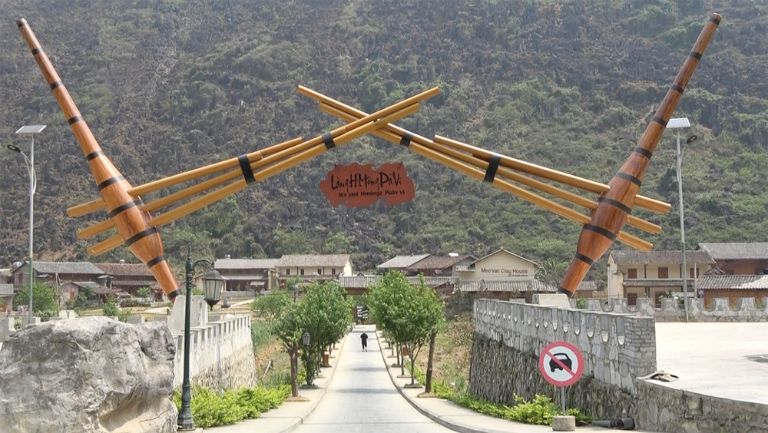 Cổng làng Pả Vi nổi bật với hình ảnh khèn khổng lồ đặc trưng của người Mông 