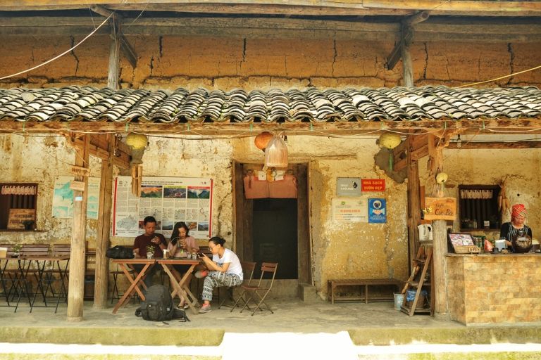 Quán cà phê được nằm trong ngôi nhà cổ xa xưa tại làng Lô Lô Chải đã có tuổi đời hàng trăm năm