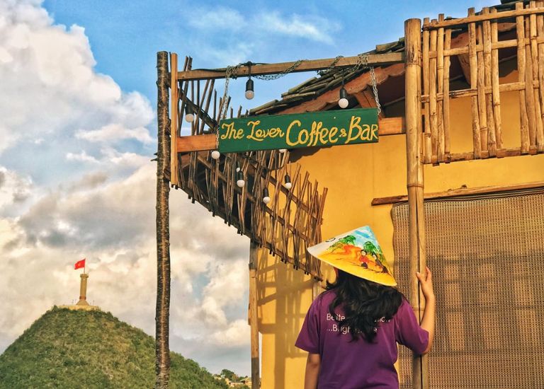 Ngôi tại quán cà phê du khách còn có thể chiêm ngưỡng cột cờ Lũng Cú sừng sững trên đỉnh núi Rồng cao hàng nghìn mét 