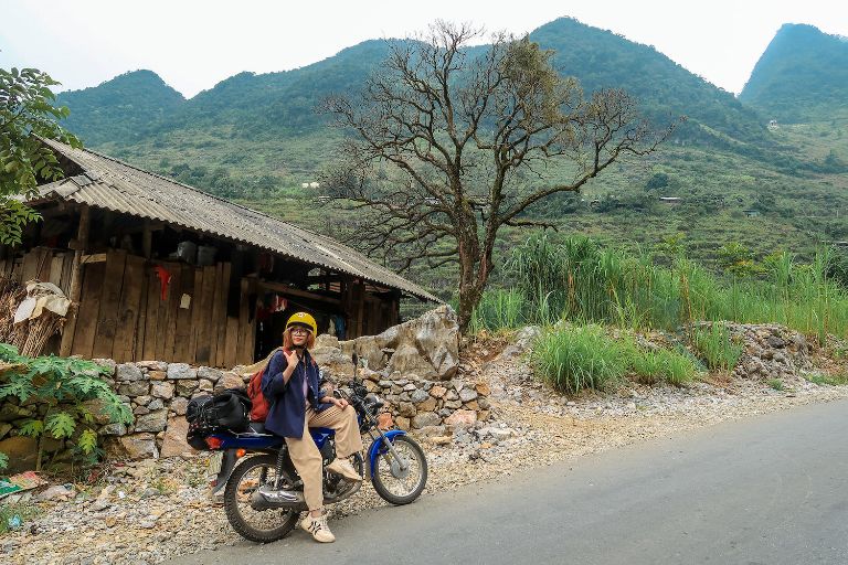 Mọi người nên đi tới ngôi làng cổ tích dưới chân núi Rồng bằng xe máy vừa thuận tiện lại vừa linh hoạt hành trình, thời gian 