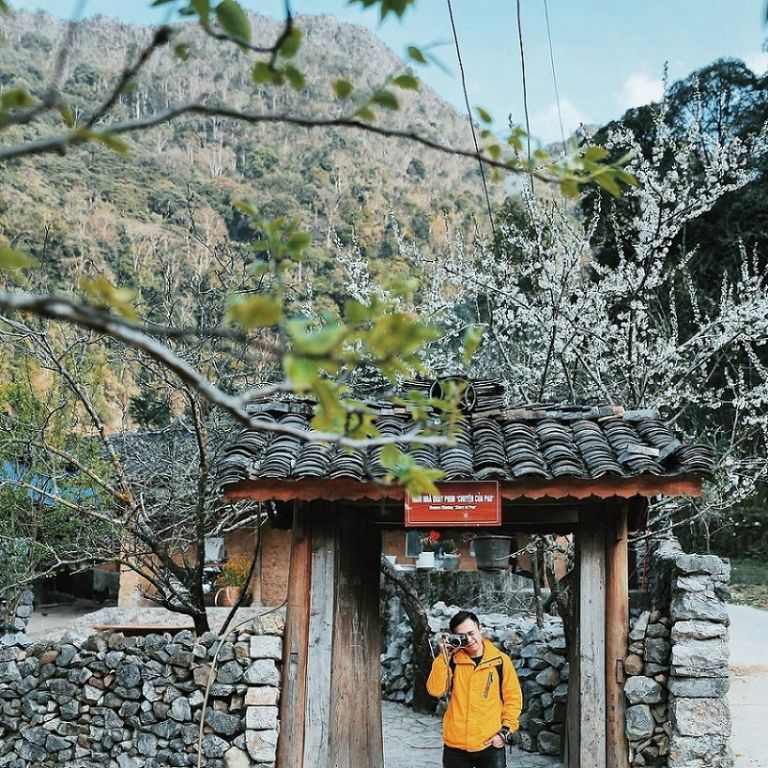 Du khách không khỏi ấn tượng và thích thú với vẻ đẹp cổ xưa của chiếc cổng gỗ nhà Pao Hà Giang