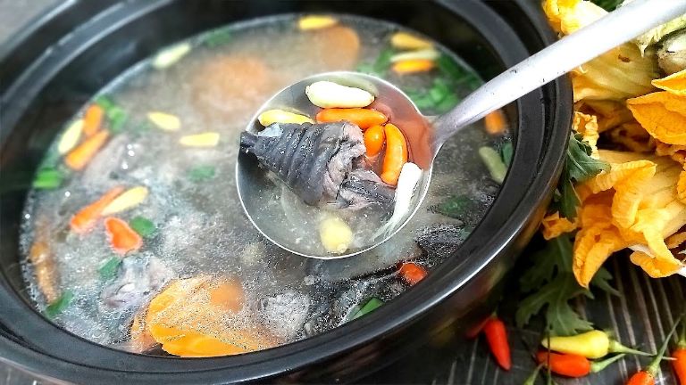 Quán có phục vụ lẩu gà đen Hà Giang ăn kèm với nhiều rau rừng tươi mát hấp dẫn, đưa miệng cực đáng thưởng thức 