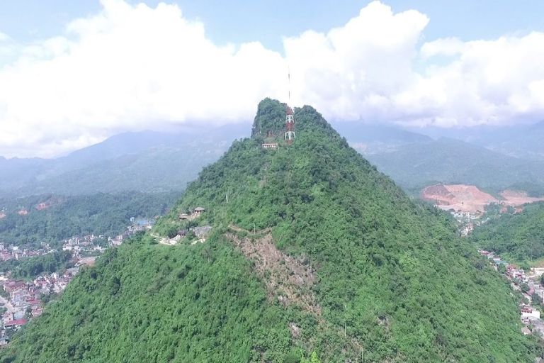 Núi Cấm Sơn Hà Giang - Ngọn núi hùng vĩ nằm sừng sững trong thành phố sầm uất Hà Giang
