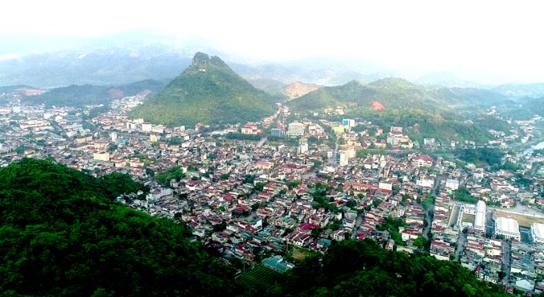 Đứng từ đỉnh núi Cấm Sơn, du khách sẽ chiêm ngưỡng trọn vẹn quang cảnh thành phố Hà Giang sầm uất từ trên cao 