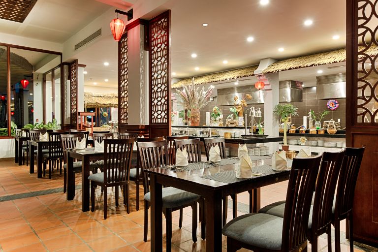 Nhà hàng được thiết kế hài hòa, pha trộn giữa cổ điển và hiện đại.