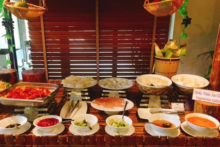 Nhà hàng Rồng Đỏ phục vụ hơn 100 món ăn đặc sản 3 miền. 