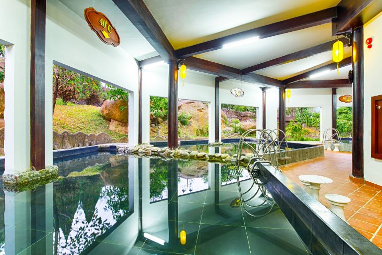 Bồn tắm bằng đá lát phục vụ cho những du khách lựa chọn tắm Osen trong nhà.