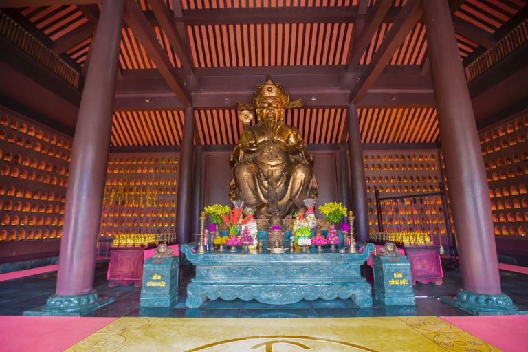 Tượng Thần Tài lớn được đặt tại chính điện của đền.