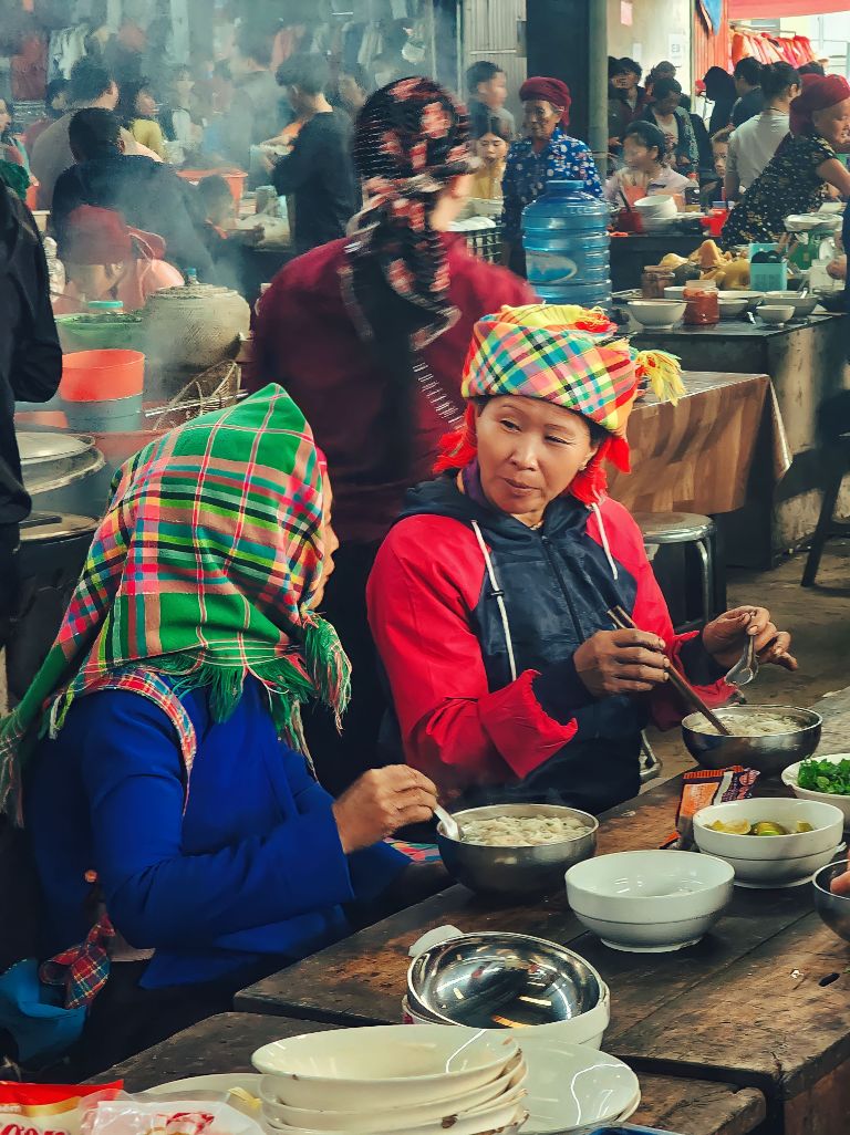 Chợ chỉ hoạt động vào mỗi chủ nhật hàng tuần, hãy lên kế hoạch sớm để trải nghiệm những món ăn đặc sản Hà Giang, bao gồm phở chua Hà Giang nổi tiếng.