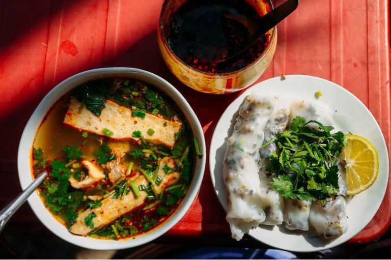 Bánh tráng cuốn Hà Giang gây ấn tượng với du khách bởi nước chấm ăn kèm béo ngậy, ngọt thanh từ xương hầm kĩ 