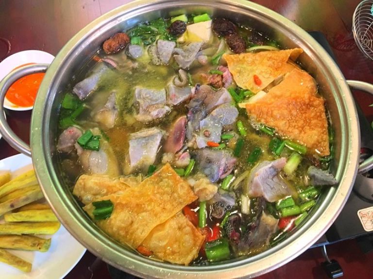 Lẩu gà đen nhúng rau tam giác mạch là món ăn độc đáo có một không hai tại Hà Giang được nhiều du khách mê mẩn trước hương vị thơm ngon