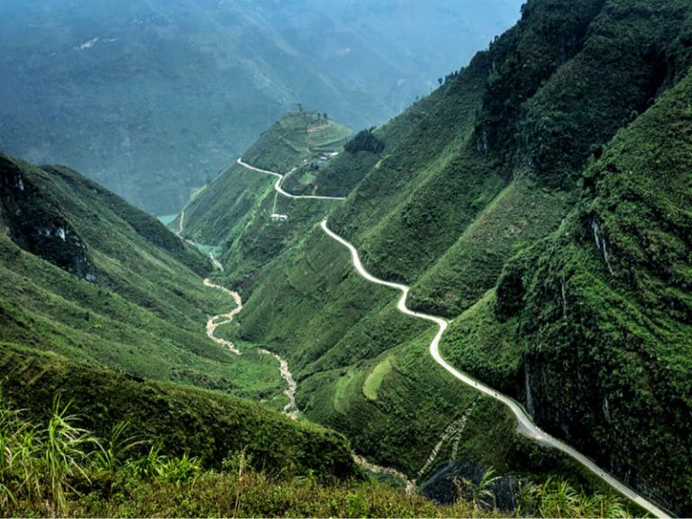 Cung đường di chuyển hiểm trở tại cao nguyên Đồng Văn được chụp từ trên cao