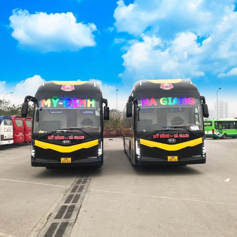 Hiện nay có rất nhiều xe khách trung chuyển hành khách trên tuyến đường Hà Nội - Hà Giang 