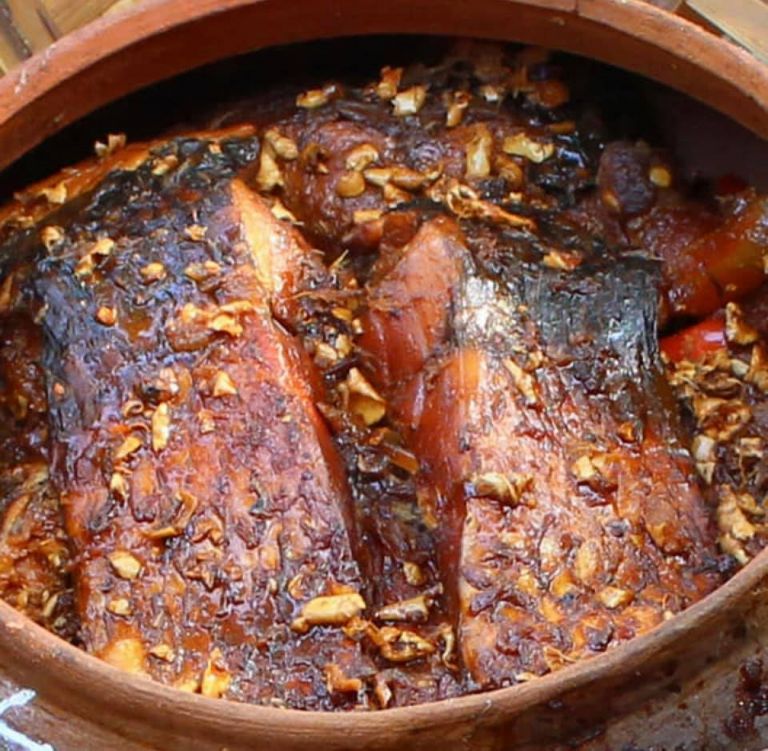 Món cá kho tộ được tẩm ướp gia vị đậm đà theo bí kíp gia truyền khiến món ăn nổi tiếng khắp vùng Đồng Văn