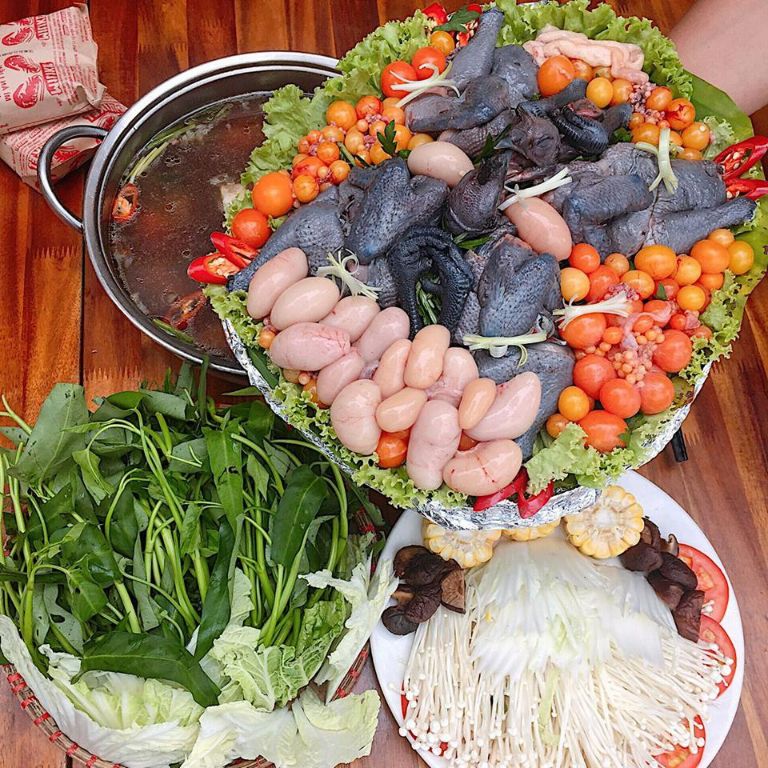 Lẩu gà đen thơm ngon, bổ dưỡng khiến du khách say mê khi thưởng thức tại nhà hàng Quang Dũng 