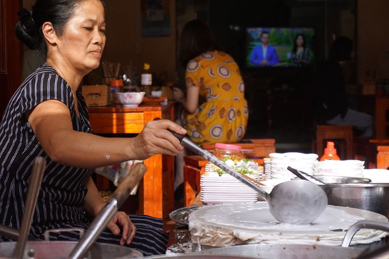 Là một trong những quán ăn ngon Đồng Văn, bánh cuốn bà Hà luôn được đánh giá cao về chất lượng vệ sinh an toàn thực phẩm 