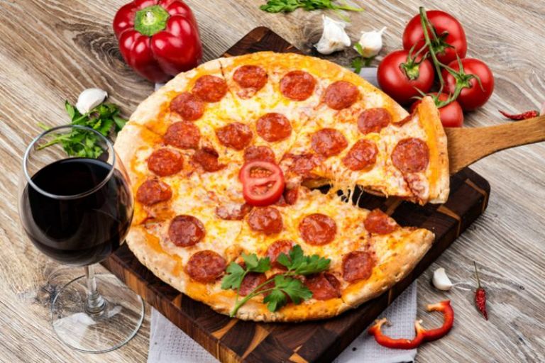 Sự kết hợp hoàn hảo giữa rượu vang đỏ và pizza salami khiến thực khách say mê
