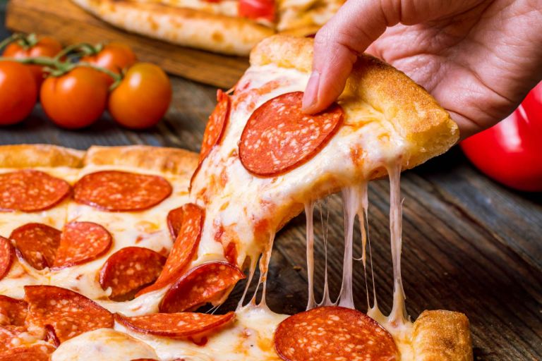 Pizza phô mai kéo sợi là món ăn hấp dẫn nhất tại Roma Italian Restaurant được khách hàng lựa chọn đông đảo