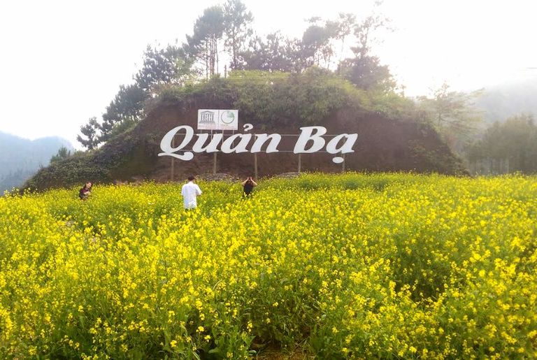 Quản Bạ là một huyện miền núi giáp biên giới nằm không quá xa trung tâm thành phố Hà Giang