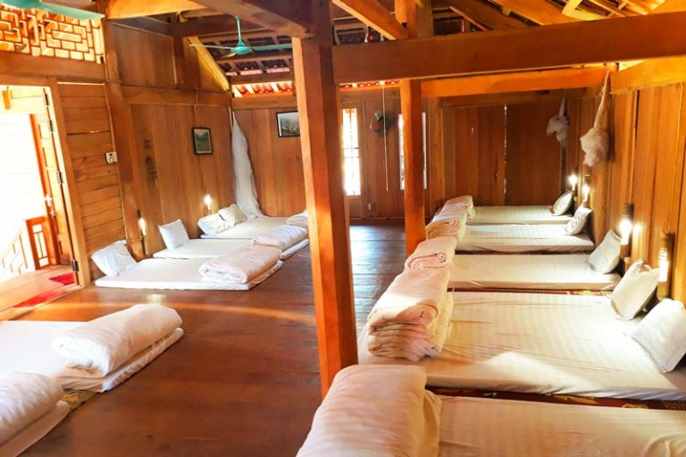Loại hình nhà sàn ngủ tập thể được nhóm du lịch đông người yêu thích bởi chi phí vừa tiết kiệm và còn dễ dàng kết nối các thành viên trong chuyến đi