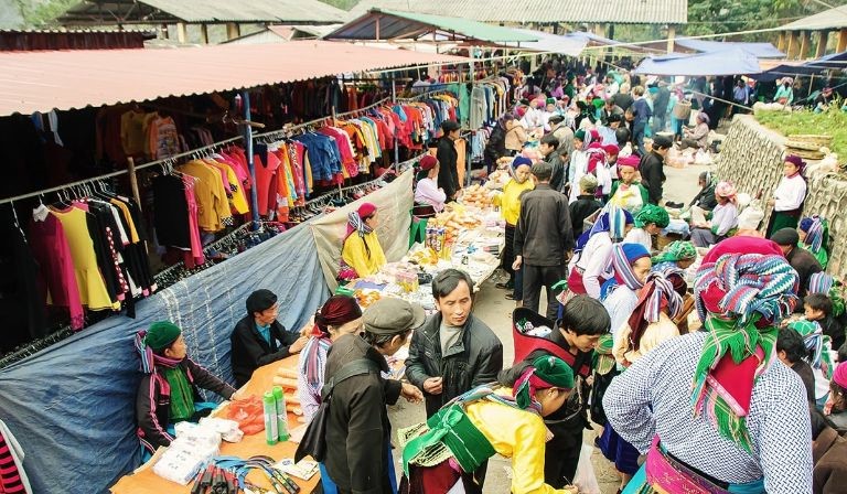 Chợ Lùi Hà Giang ngoài buôn bán còn tổ chức giao lưu văn nghệ như múa khèn, hát dân ca... vô cùng vui tươi và tràn đầy sức sống