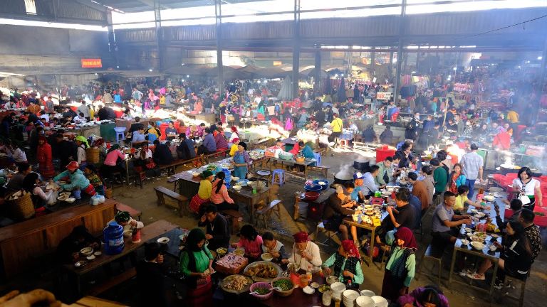Công thức làm rêu nướng Hà Giang ở chợ Mèo Vạc được tính toán cẩn thận nên hương vị vô cùng cân bằng và hấp dẫn mọi du khách đi qua
