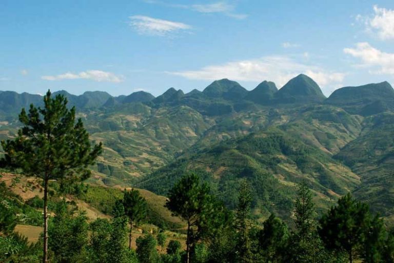 Thảo nguyên Lao Và Chải mở ra cho du khách chân trời quang đãng ôm trọn khung cảnh thiên nhiên rừng núi Đông Bắc bao la 