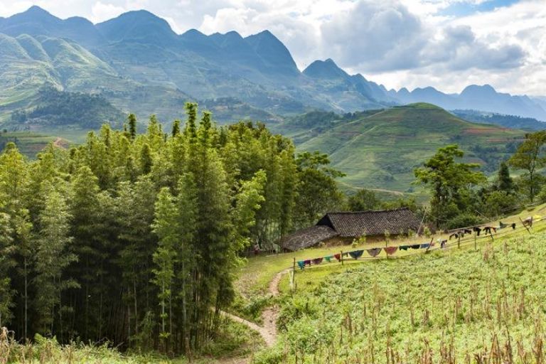 Trên lộ trình di chuyển đến rừng thông, mọi người sẽ bắt gặp rất nhiều danh lam thắng cảnh nổi tiếng Hà Giang