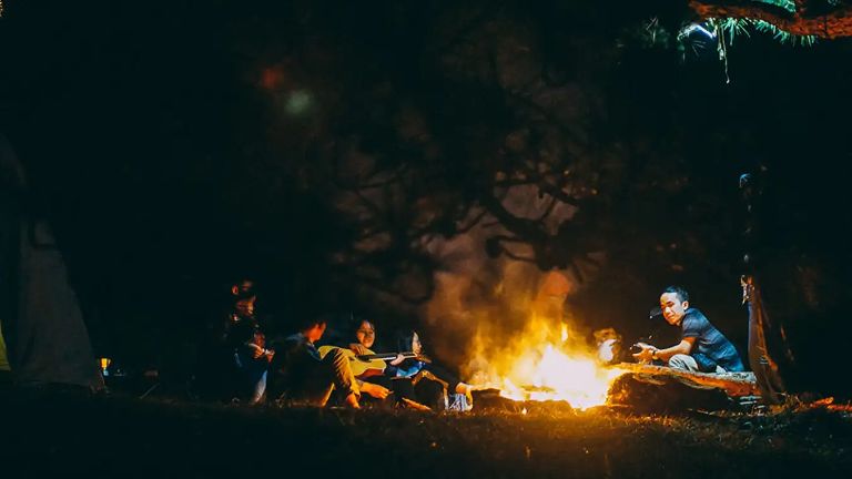 Buổi tối mọi người có thể thoải mái trò chuyện, hát ca và ăn uống nhưng cần đảm bảo tuân thủ quy định phòng cháy chữa cháy ở rừng