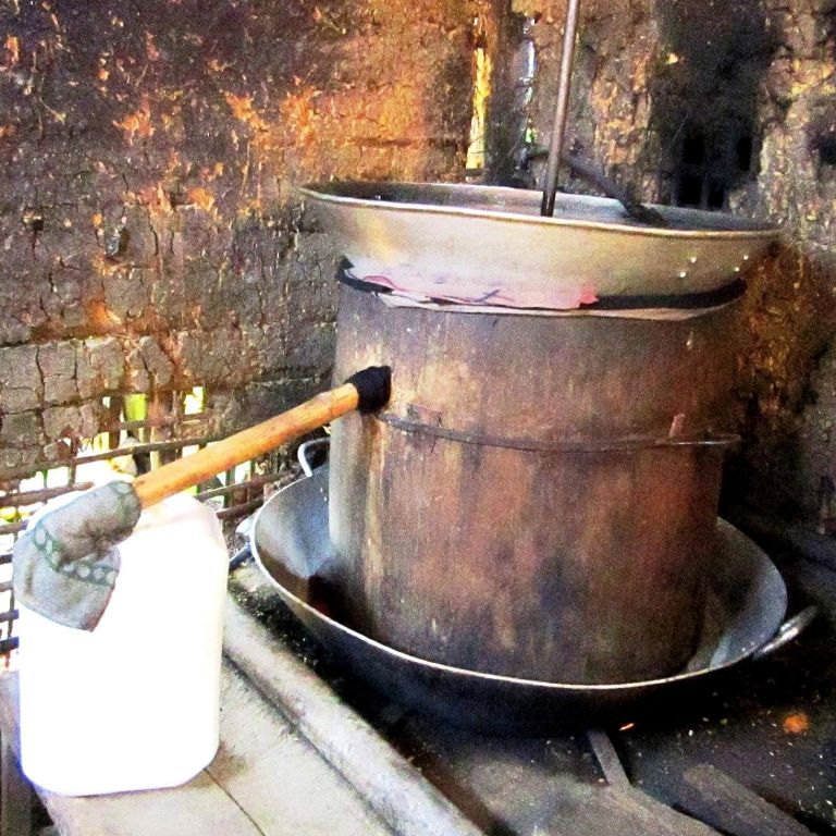 Rượu ngô Hà Giang cần được chế biến theo phương pháp cách thủy, chắt trong vòng 6 - 8 tiếng